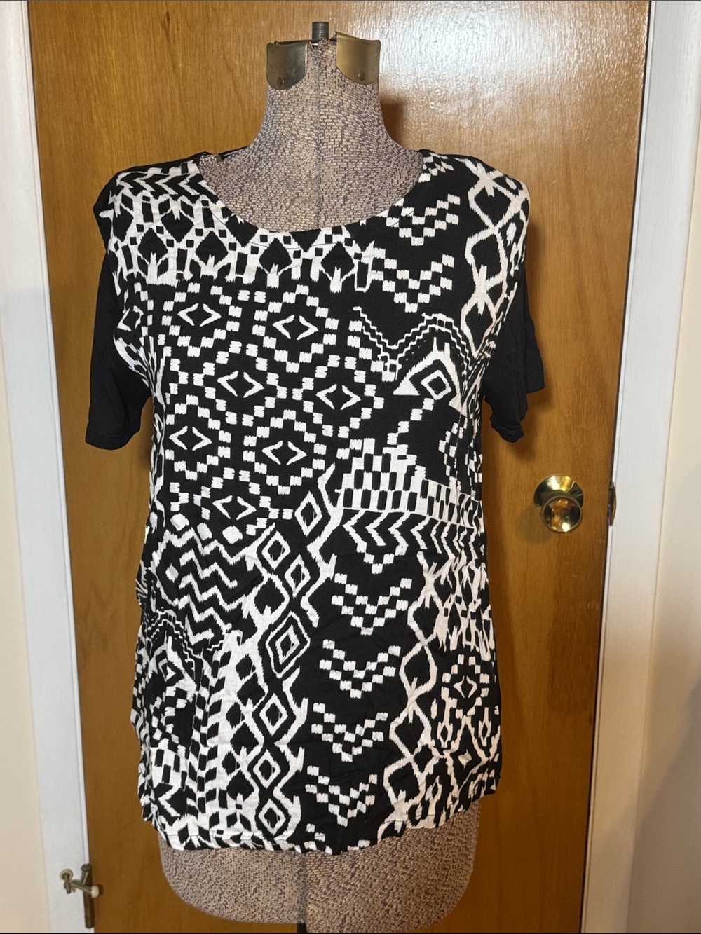 Nomadic Traders Womens Large Black and White Geometric Short Sleeve Blouse